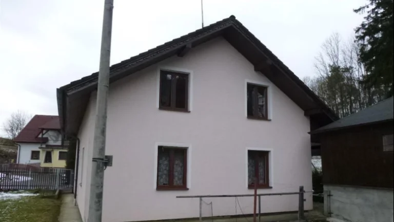 Podíl 13/28 (46,43 %) na patrovém rod. domě v obci Mrákov