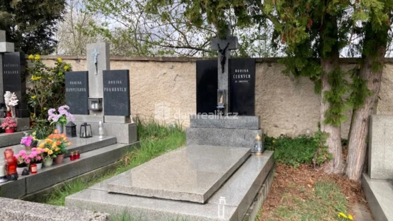 Prodám dvojhrobku s místem pro 2 rakve v Kamýku nad Vltavou