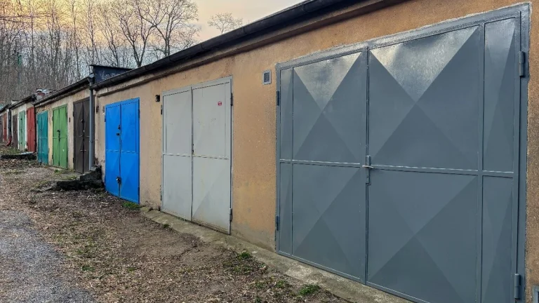 Garáž 20 m² – Chvaletice, u čerpací stanice