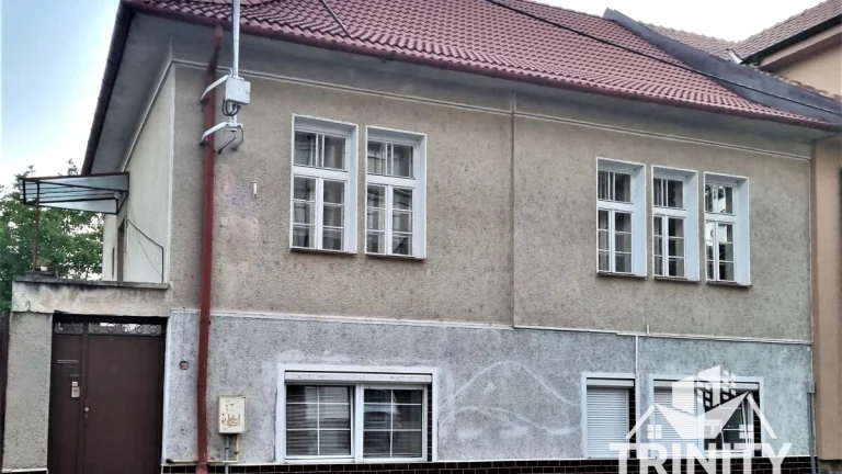 Na predaj tehlový dvojgeneračný rodinný dom so zastrešenou t