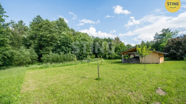 Atraktivní stavební pozemek v Komorní Lhotce 1.366m2, 130211