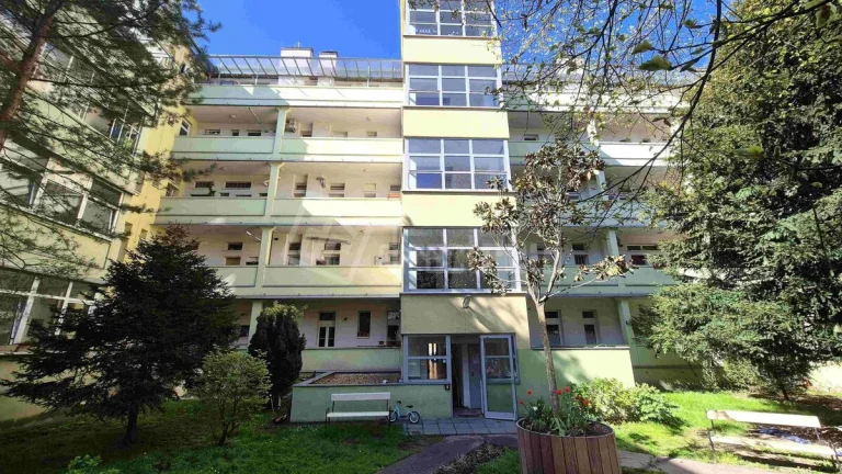 Priestranný staromestský byt s vysokými stropmi pri Me…