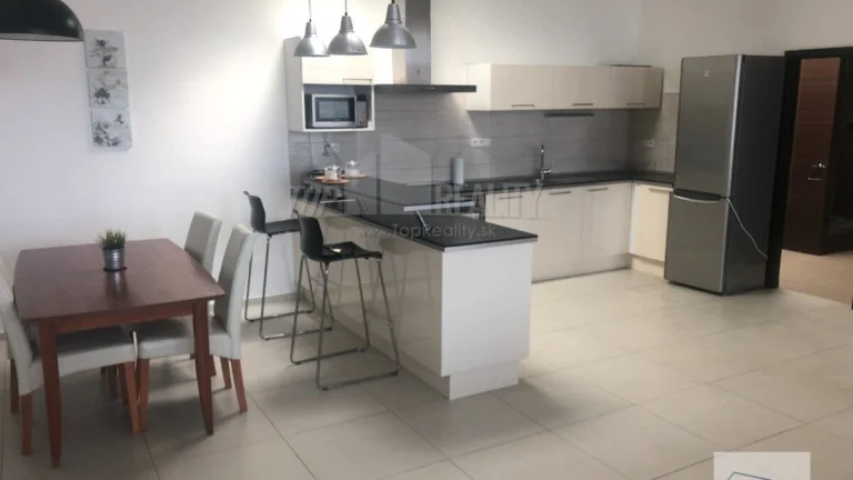 Prenájom moderný, priestranný 2-izbový byt v centre