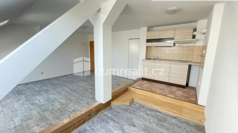 Pronájem bytu 1+kk 32 m2 P5 Smíchov nezařízený po rekonstruk