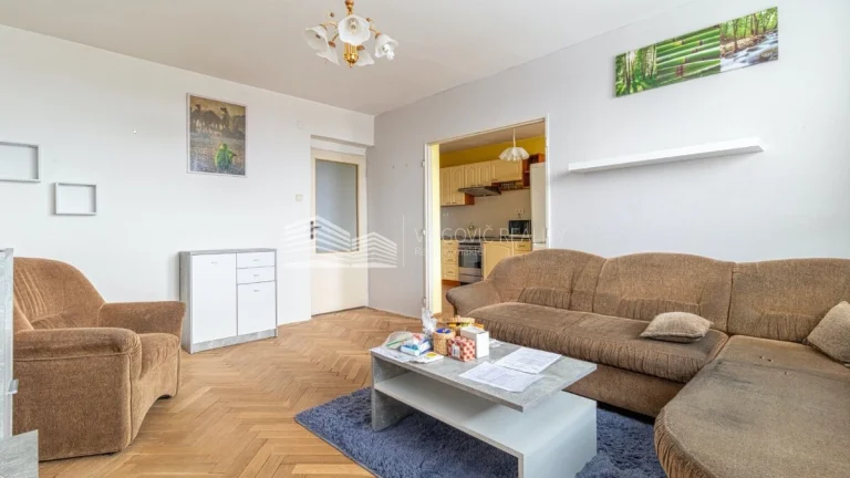 Ponúkame na predaj 4. izbový, tehlový byt s veľkou loggiou.