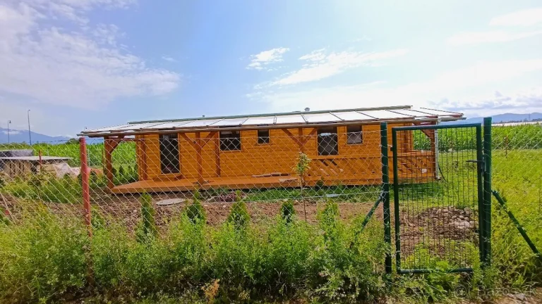Záhrada s mobilným domom