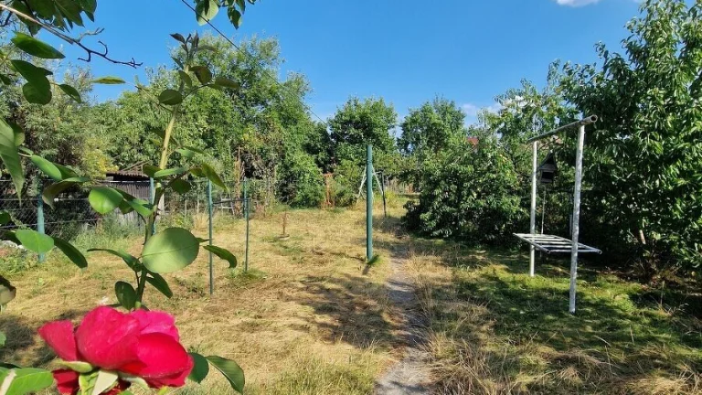 Predám veľký dvojdom s dvojgarážou, dielňou a záhradou