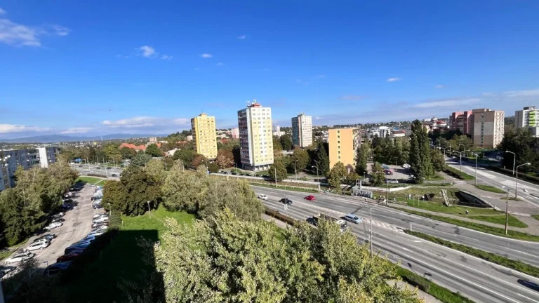 Znížená cena 4 izbový byt v centre mesta Levice