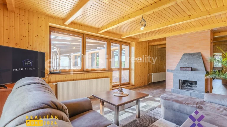 Prodej rodinného domu 5+1 333 m2, pozemek 2 555 m2 - Bzenec,