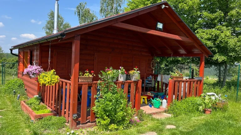 Pekný pozemok s drevenou chatku