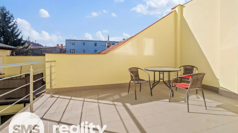 Pronájem nově zrekonstruovaného bytu 2+kk (50 m² + terasa 25