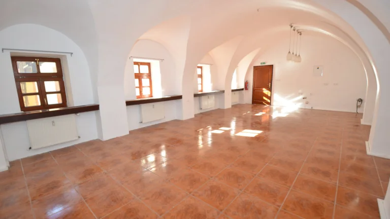 Jedinečná ponuka v úplnom centre s terasou 120m2 a garážou.