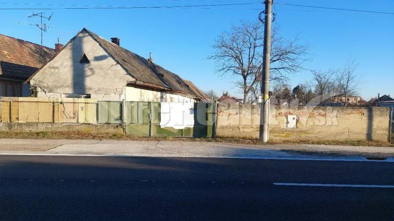 PREDAJ: Stavebný pozemok v centre obce Lehnice.