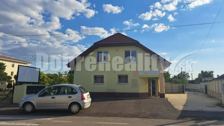 PREDAJ: Rodinný dom s predajňou v Dolných Janíkoch