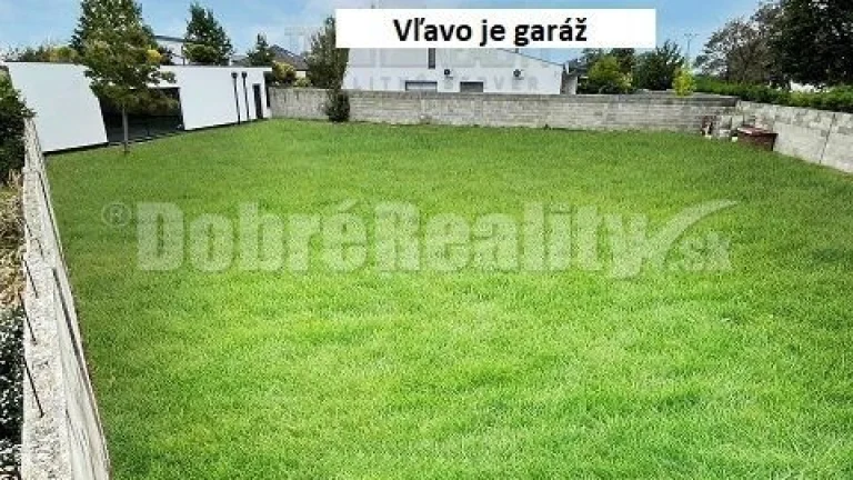 PREDAJ: Oplotený stavebný pozemok s garážou v Dunajskej Lužn