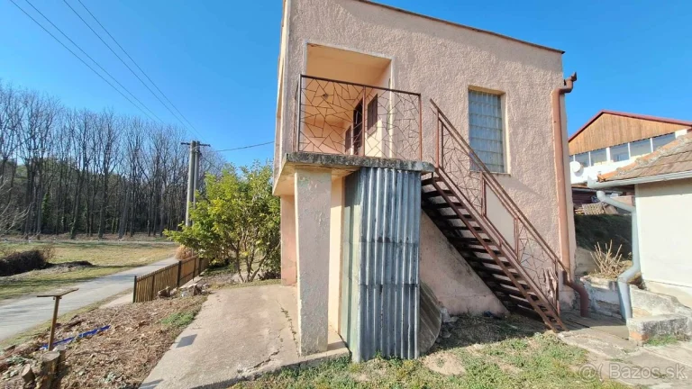 PREDAJ - poschodová chata s pivnicou a vinicou