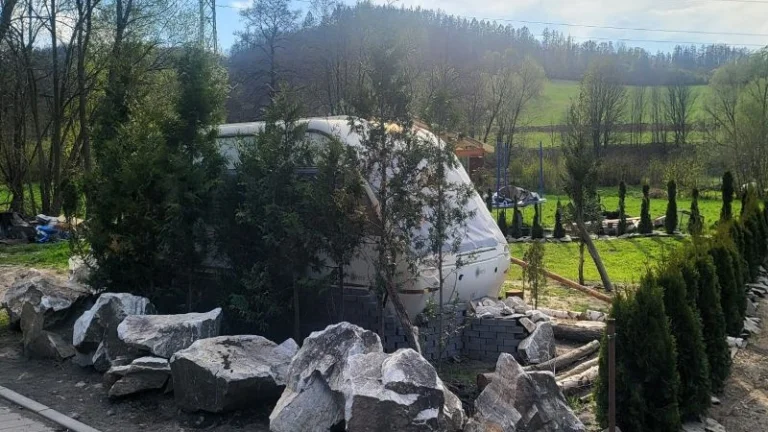 Zahrada, zařízený karavan, teplá voda, elektřina, vířivka..