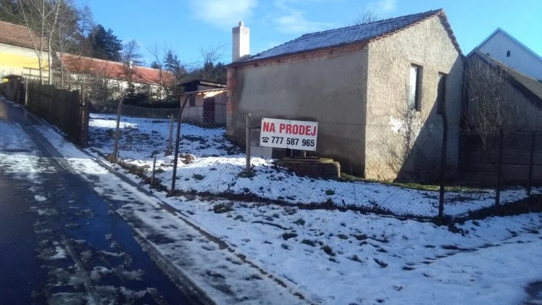 zahrada s chatkou