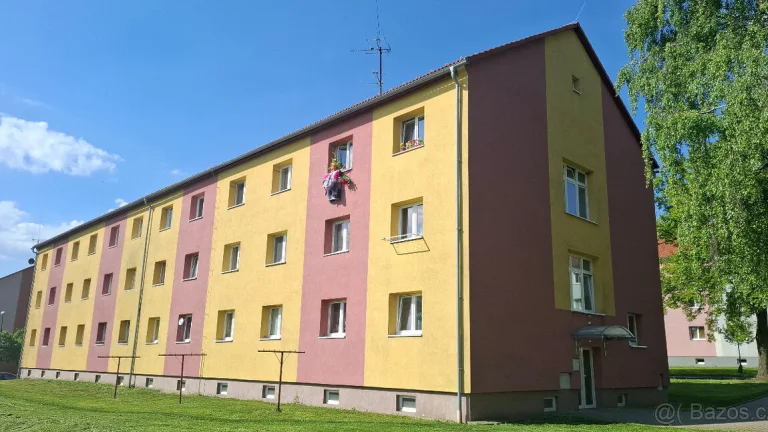 Byt 1+1 ve 3. poschodí cihlového domu ve Stochově