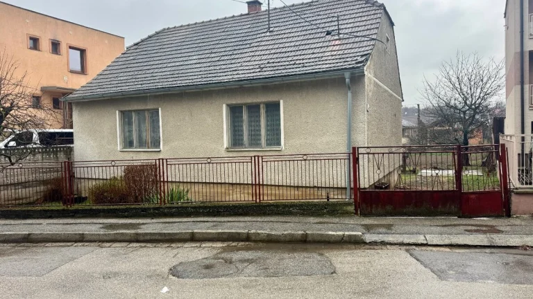 PREDAJ 3 izbový rodinný dom v srdci obce Dechtice