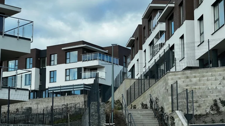 Predám 2 izb. byt, parking, pivnica novostavba Lorinčík Háje