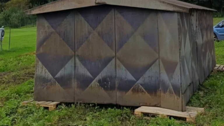 Stavebná plechová buda