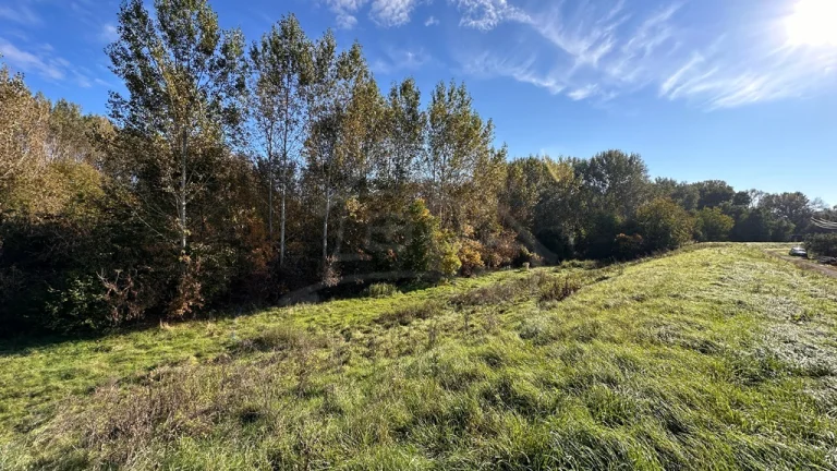 Romantický pozemok 3278 m² pri hrádzi s kúzlom minulosti a