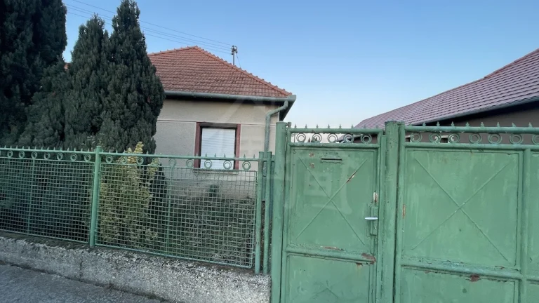 Domček v pôvodnom stave blízko rybníka len 15 km od Nových