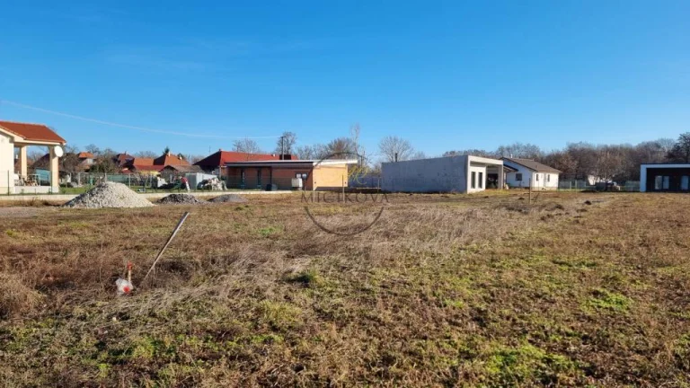 Znížená cena Stavebný pozemok, 532 m2, Poľná ul., Vráble-Ho
