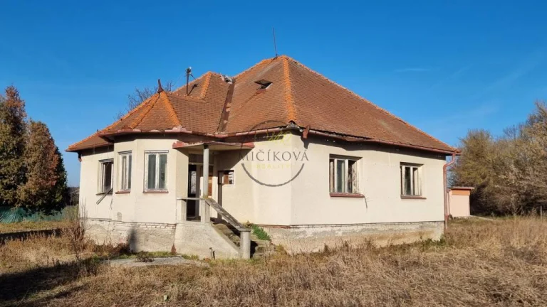 Predáme rodinný dom vhodný ku kompletnej rekonštrukcii v mes