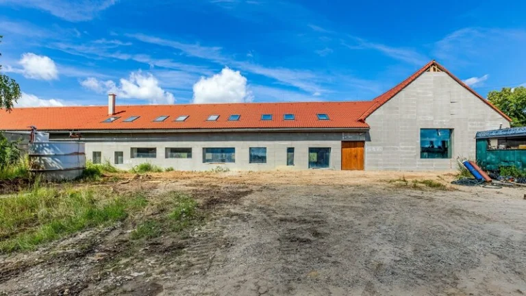 Prodej komerční stavby- sklad, showroom, kanceláře, byty, 83