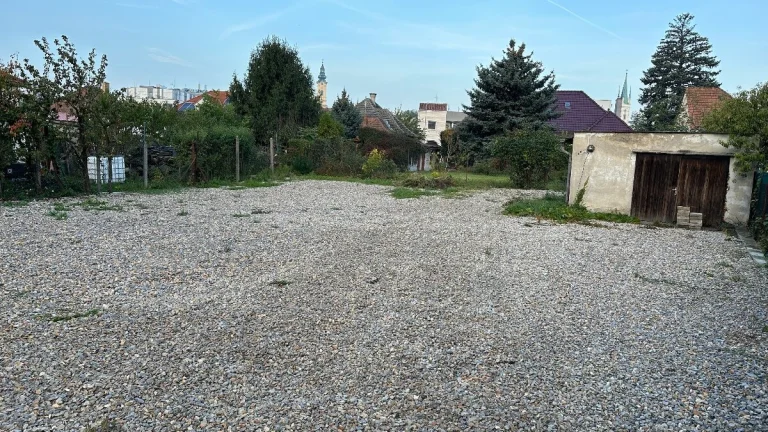 Prenájom pozemku s garážou