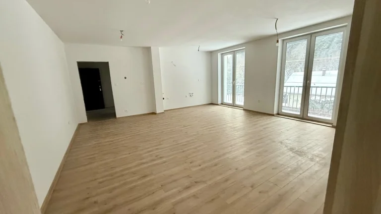 Na predaj veľkometrážny 2izbový byt 72,5m2 v obci Nesluša.