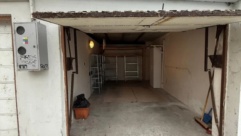 NA PREDAJ GARÁŽ S POZEMKOM V MESTSKEJ ČASTI KARLOVA VES – BA