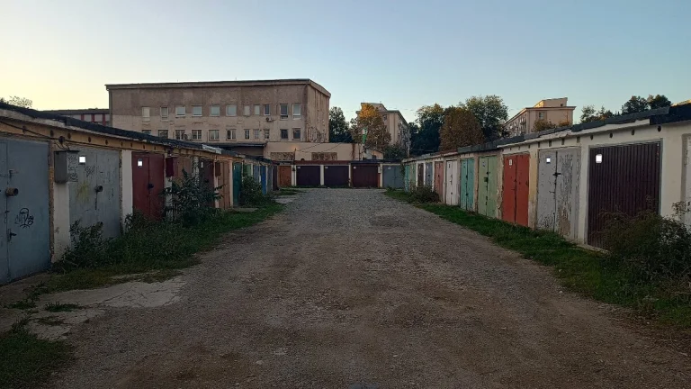 Predám garáž, Čárskeho ulica