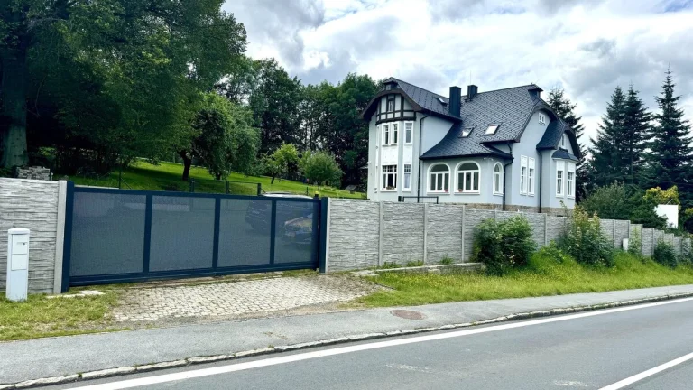Vícegenerační vila (260 m2) po rekonstrukci se zahradním dom