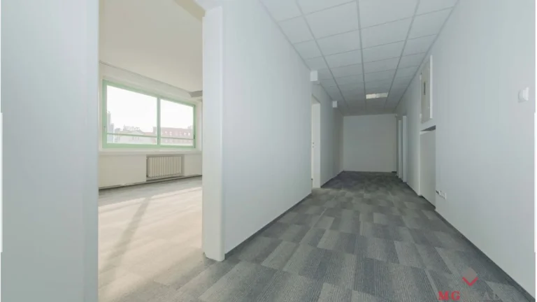 Prenájom kancelárie 24,79m2 na Nám. SNP, Staré Mesto