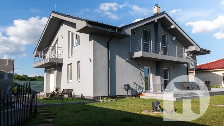 Priestranný 5 izb. Rodinný Dom + bazén a garáž v Malých Levá