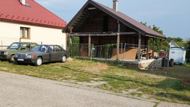 Stavebný pozemok Rakovec n/O 876m2 + rozostavaná stavba