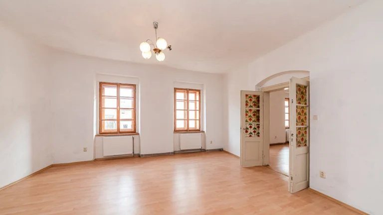Prodej rodinného domu se zázemím a parkováním v Pelhřimově.