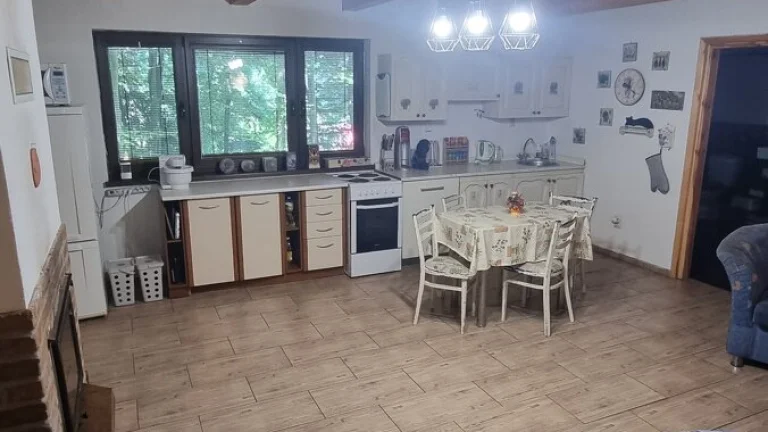 Murovaná chata, ktorá poskytuje celoročné bývanie