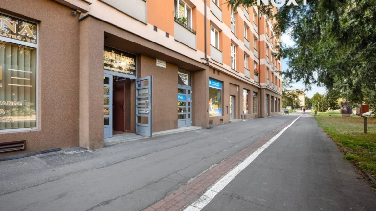 Pronájem komerční Obchodní prostory, 140㎡