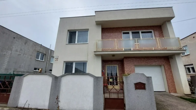 Čiastočne zrekonštruovaný, praktický, 6izbový RD v Topoľníko