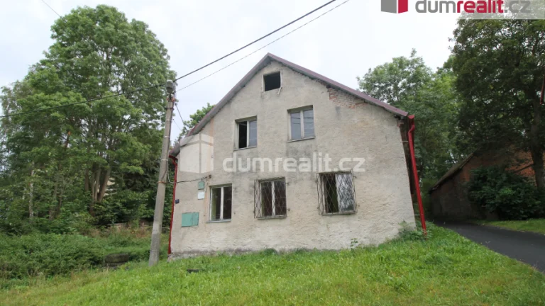 Dům 4+kk určený k rekonstrukci v malebné obci polom u Bochov