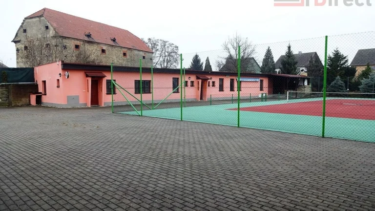 Sportovní areál a restaurací a bytem, Rokytovec