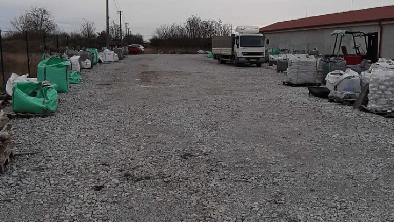 DÁM DO PRENÁJMU SPEVNENÚ PLOCHU