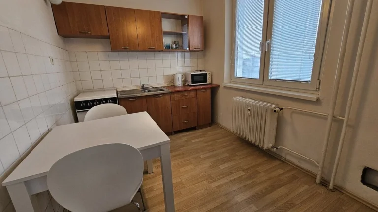 PREDANÝ - NA PREDAJ 1 IZBOVÝ BYT S LODŽIOU A PIVNICOU, ULICA