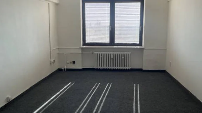 BC TOMÁŠIKOVA - kancelária na prenájom 24,60 m2/290 € vráta
