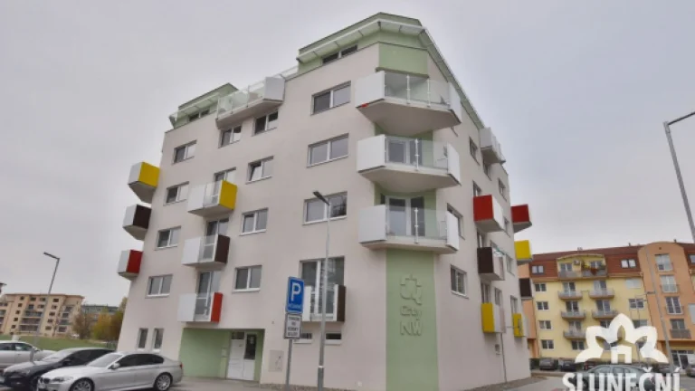 Pronájem bytu 1+kk s terasou a vyhrazeným parkovacím stáním,