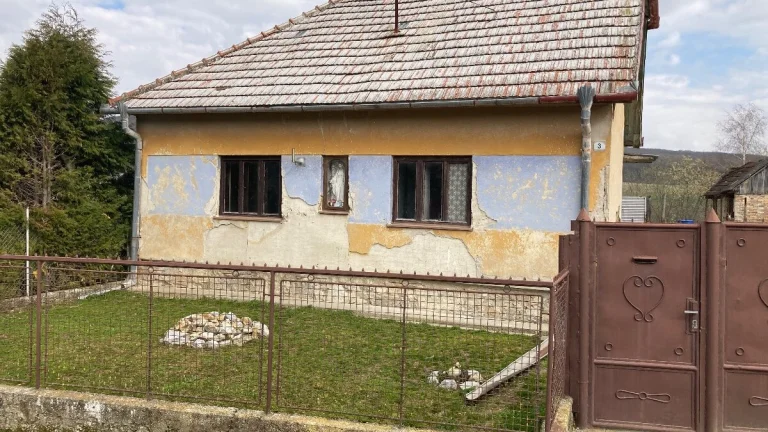 Starší 4 izbový dom v obci ŽIRANY na predaj